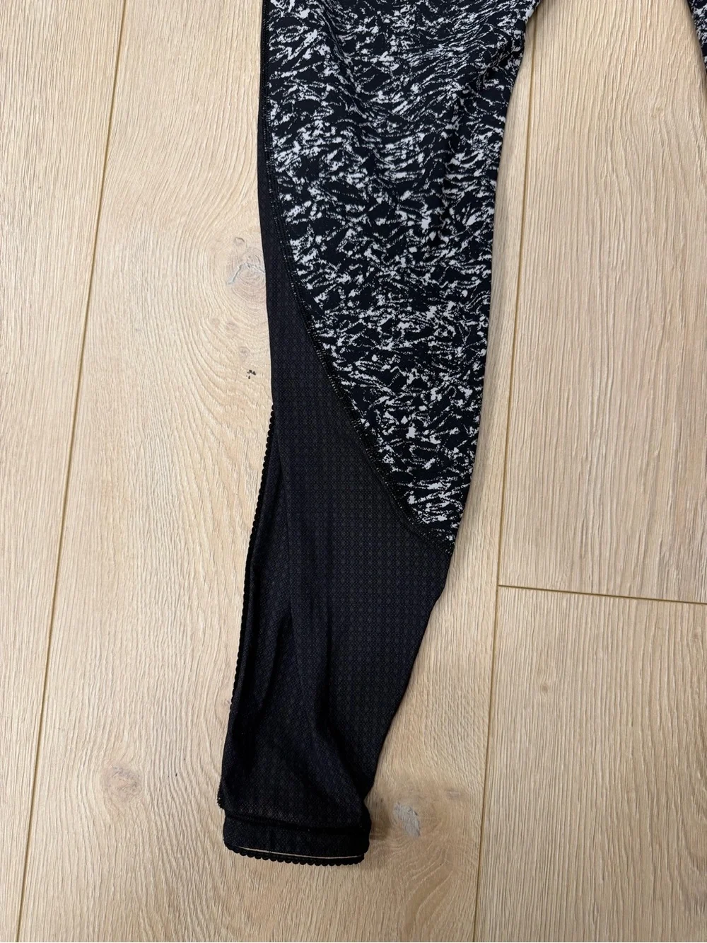Lululemon Deep Breath Tight Iced Wave White Black Size 6
